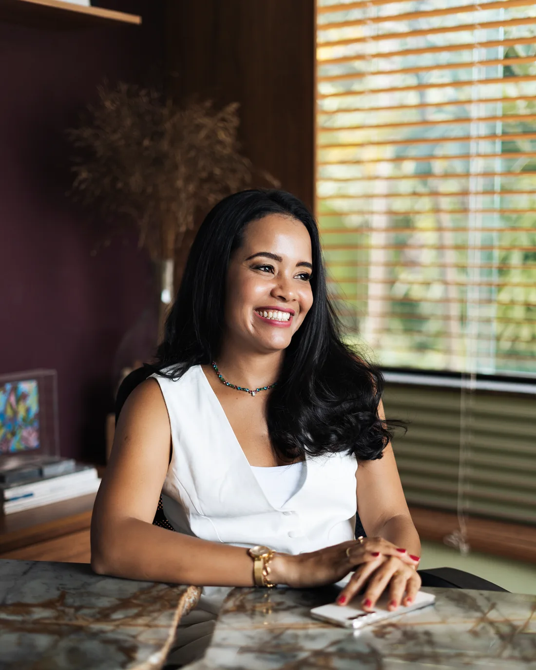 Poliana Sousa sorrindo durante atendimento